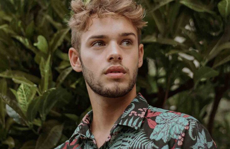 guy_and_leaves